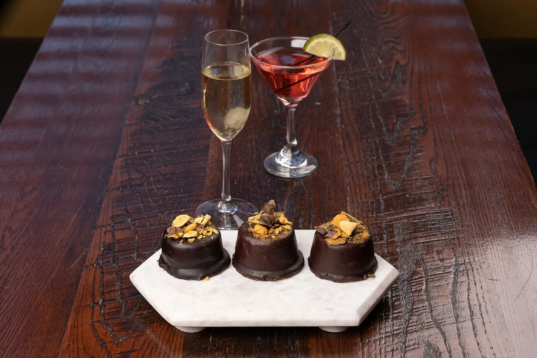 Sponge candy cheesecake with two drinks
